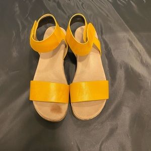 Soul Naturalizer Women’s 9.5 Yellow and Tan Sandals